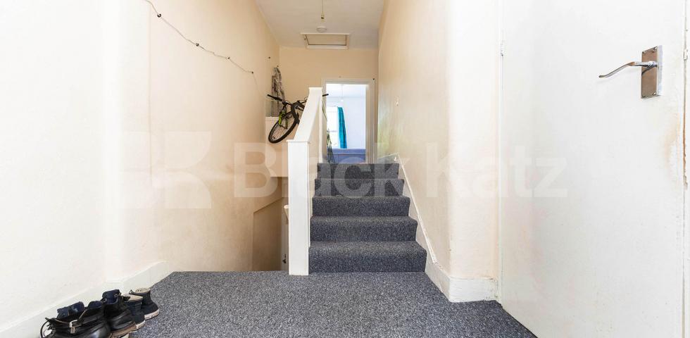 			3 / 4 BED!, 4 Bedroom, 1 bath, 1 reception Apartment			 Willoughby Road, TURNPIKE LANE 